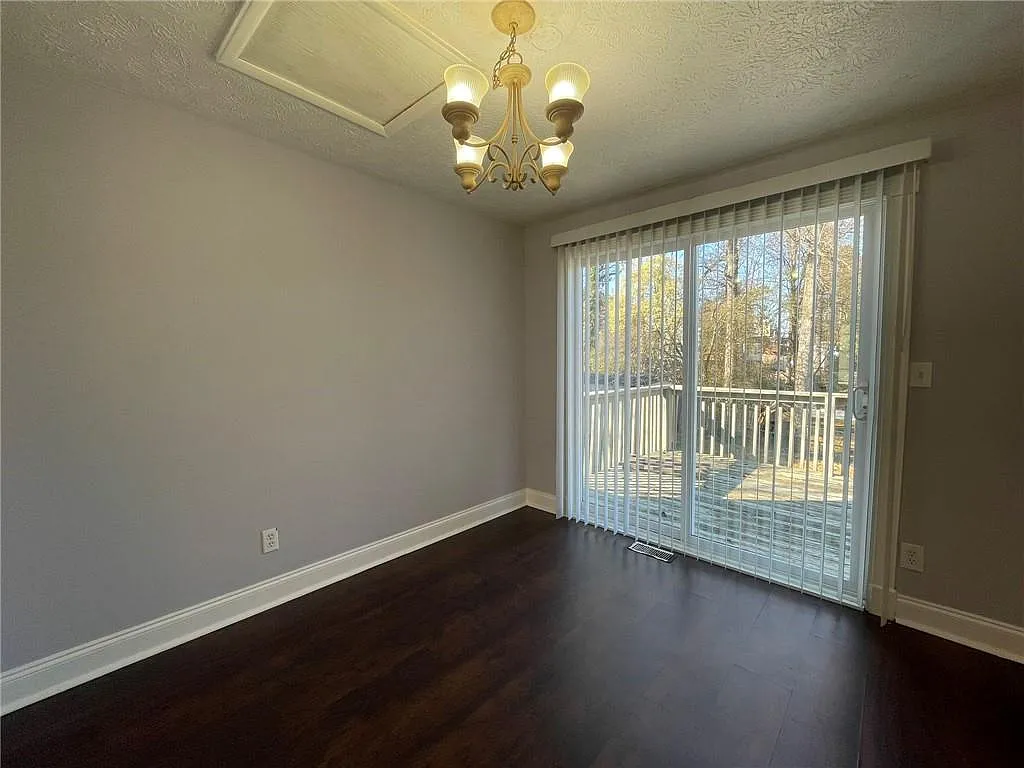 3 bed, 2.0 bath, 1368 sqft, $1,750 — Photo 4