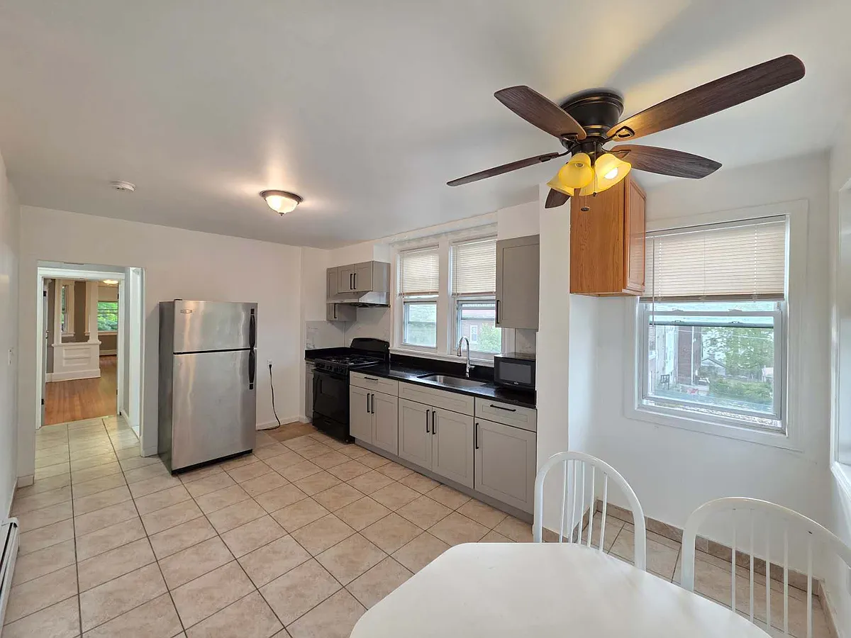Building Photo - 635 Tompkins Ave #2