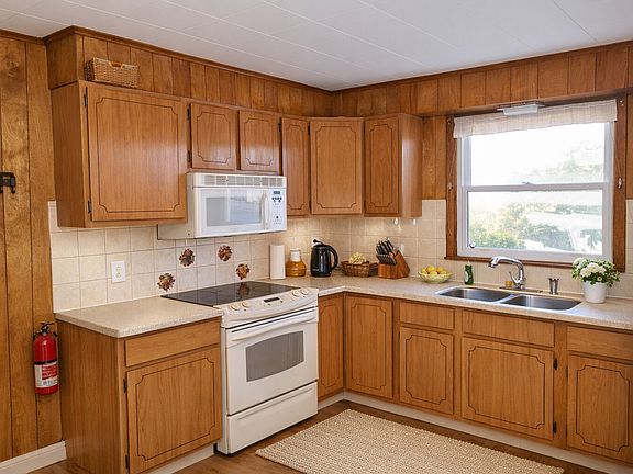 3rd image of 180 Conklin Ave #1