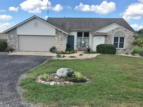 8377 N Hall Lake Rd, Kendallville, IN 46755