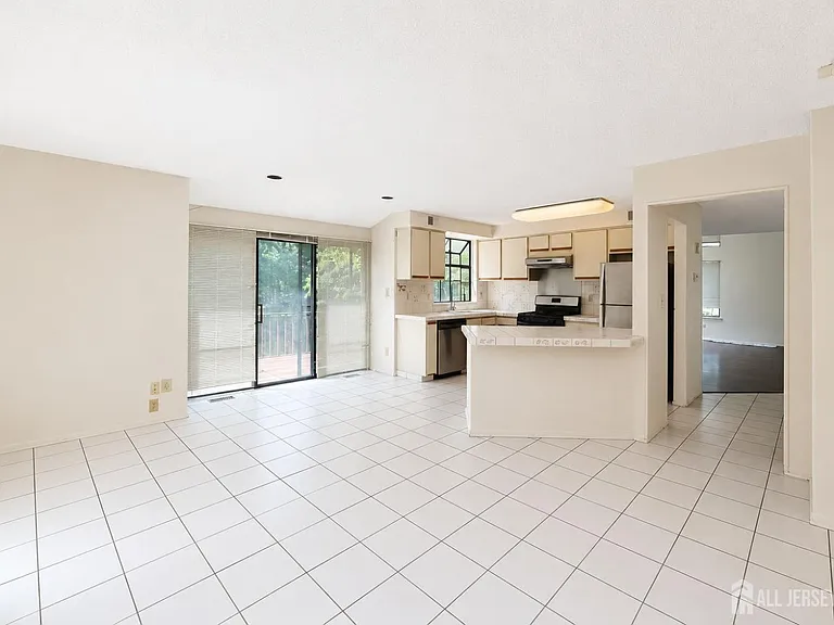 83 Sayre Dr — Photo 7