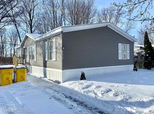 29656 Jamestown Dr, New Baltimore, MI