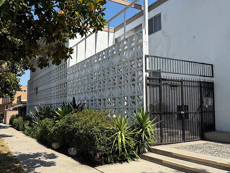 17830 Magnolia Blvd #5 — Photo 19