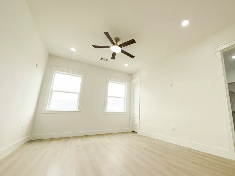 823 N Loop #A — Photo 14