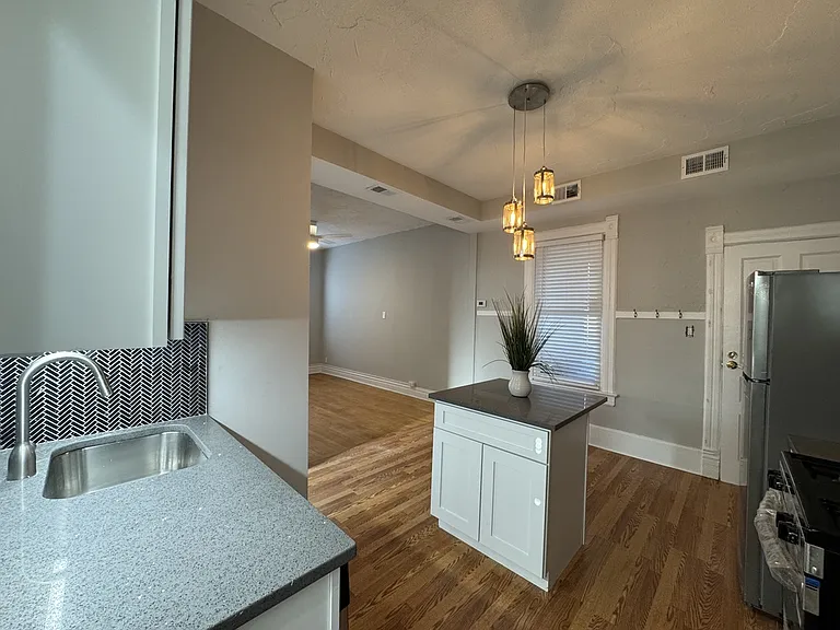 1721 W Nelson St — Photo 5