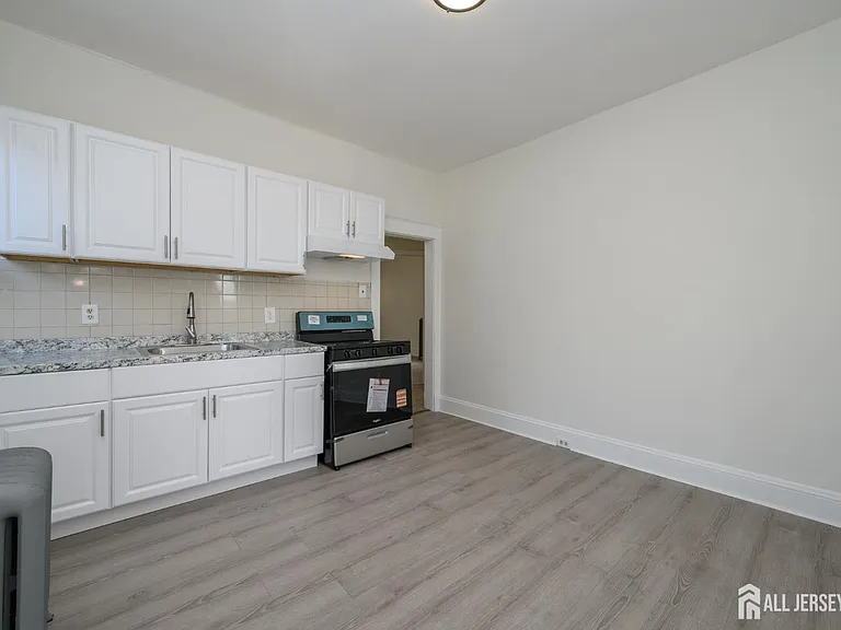 377 Delavan St #2 — Photo 6
