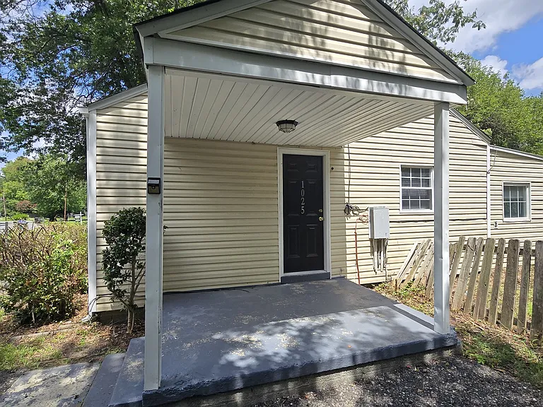 1025 Bradley Ln — Photo 18