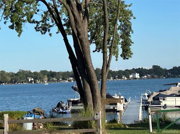 249 Wind Way Dr, Walled Lake MI