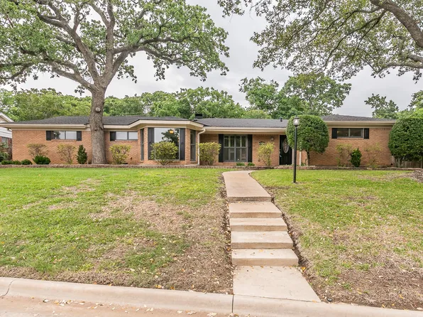 524 Oak Park Dr, Hurst, TX 76053