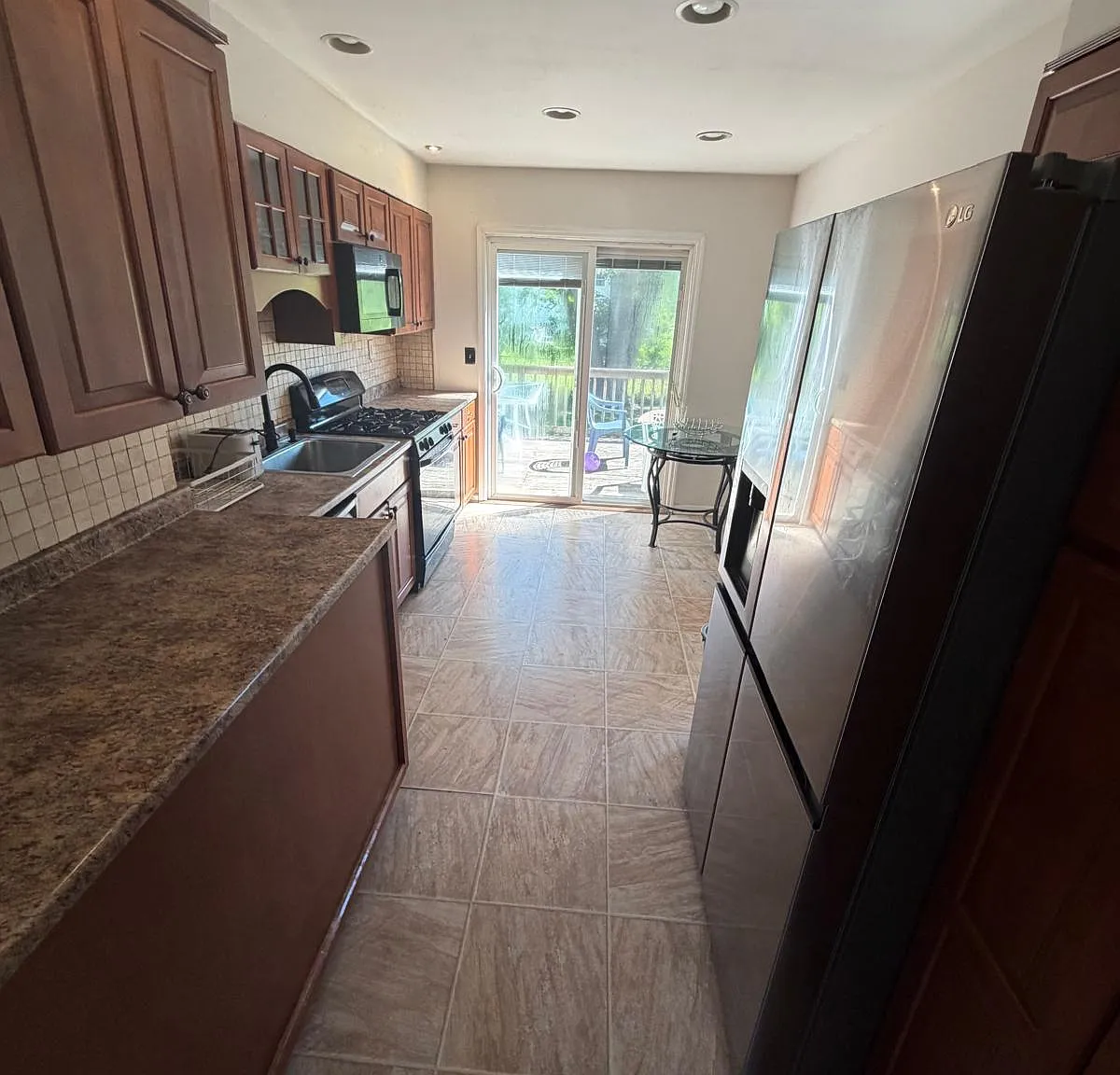 5 bed, 2200 sqft, $4,800 — Photo 3