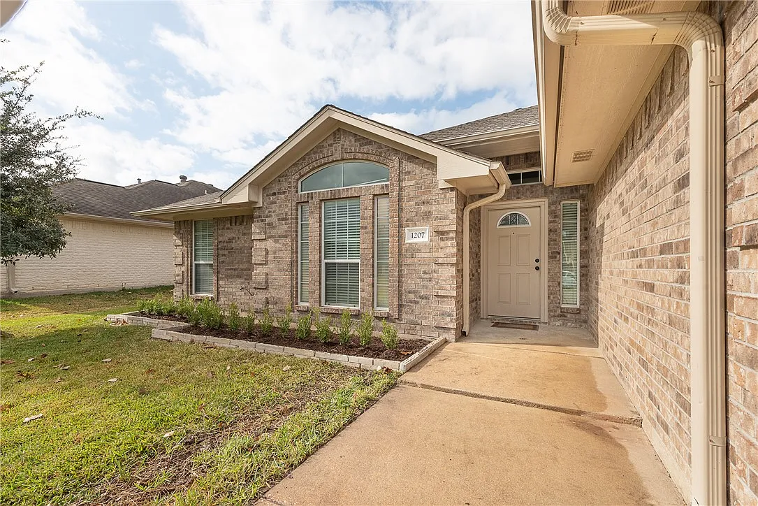 4 bed, 1845 sqft, $2,300 — Photo 2