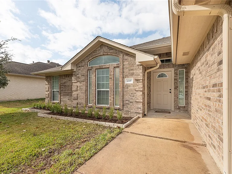 1207 Portsmouth Ct — Photo 2