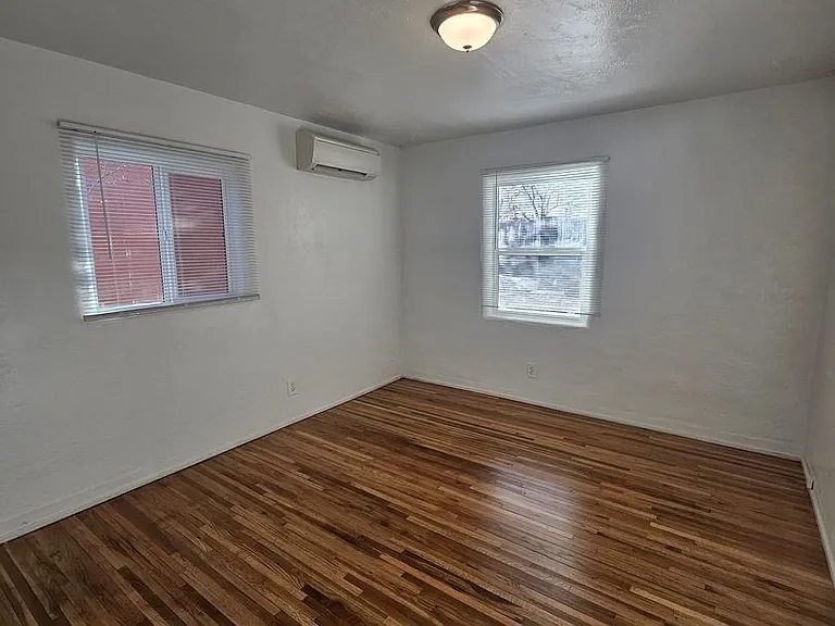 1216 Columbia Dr NE — Photo 2