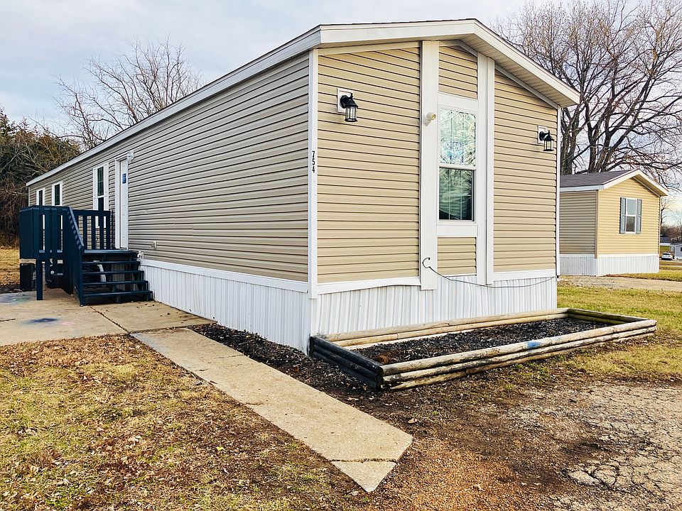 2nd image of 754 SE Ridgeview Dr #400