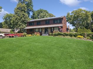 14 Loft Rd, Smithtown, NY 11787