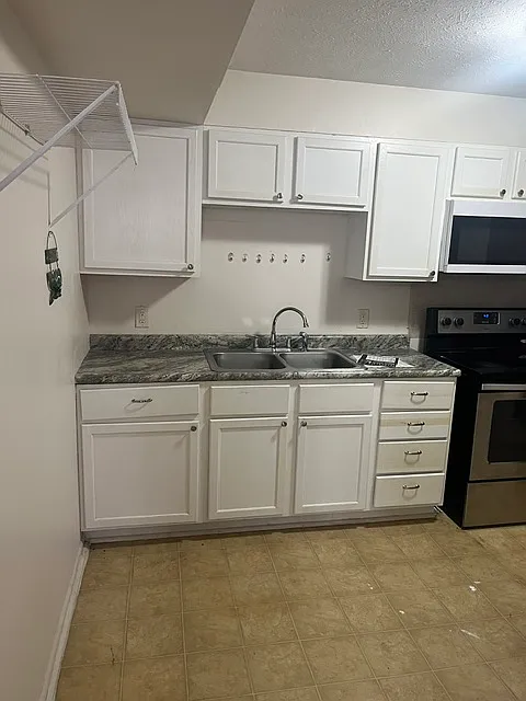 Photo 2 of 7 - 702 S 24th St #1 - Omaha, NE Building Photo - 702 S 24th St #1