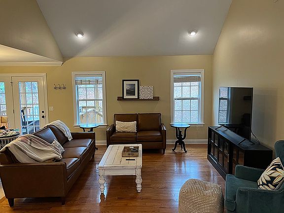 4th image of 1045 Durham St