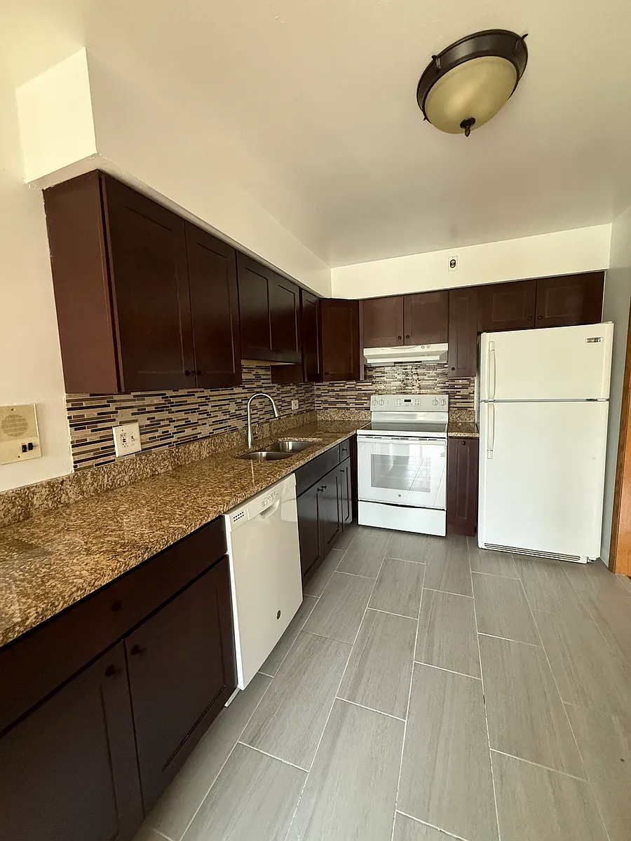 Building Photo - 1639-302 Oakwood Ave #3