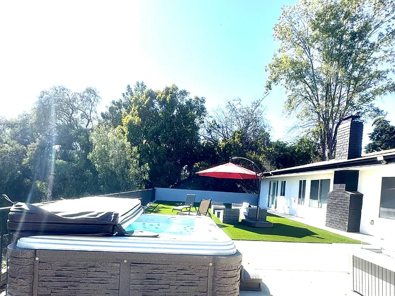 5557 Ostin Ave — Photo 2