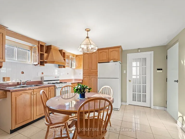 64 Watney Cres #LOWER — Photo 3