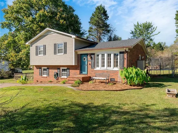 5933 Cutters Creek Ct, Pfafftown, NC 27040