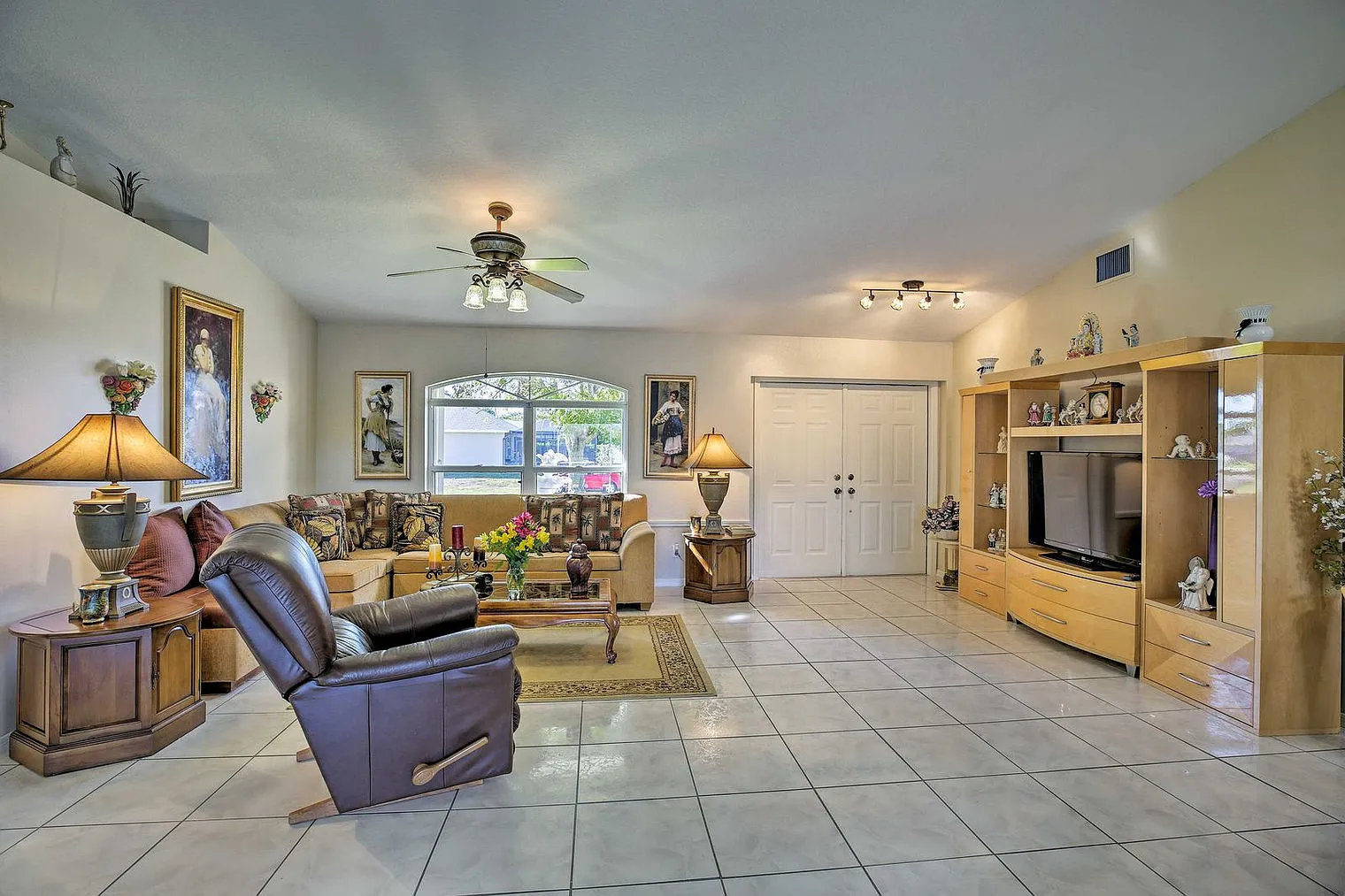3 bed, 2.0 bath, 1991 sqft, $5,225 — Photo 2