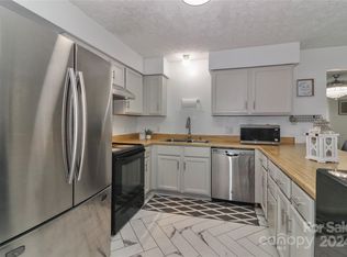 2095 Moss Farm Rd, Hickory, NC 28602