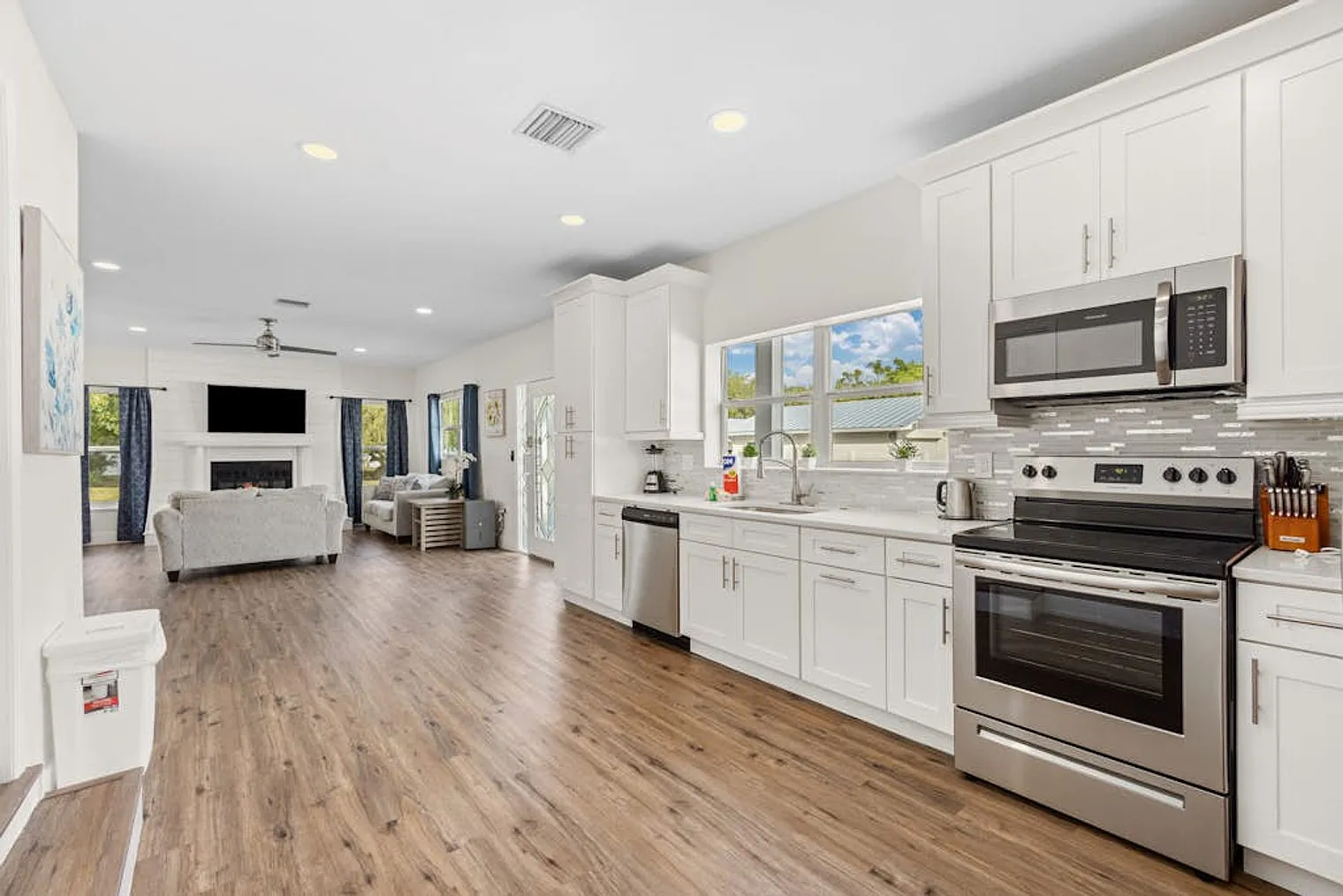 5 bed, 4.0 bath, 2927 sqft, $8,259 — Photo 3