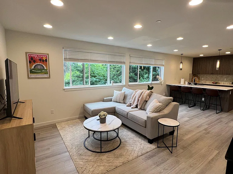 10046 Ravenna Ave NE #C — Photo 2