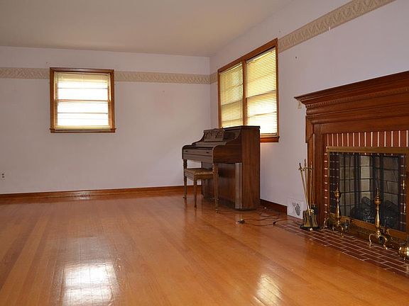 5th image of 422 Lansbury Dr