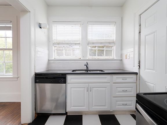 4th image of 2061 Forbes St #11
