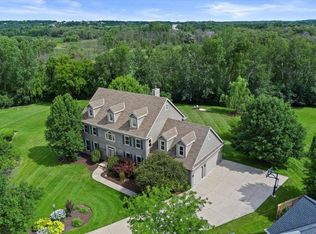 418 Deer Chase Ct, Pewaukee, WI 53072