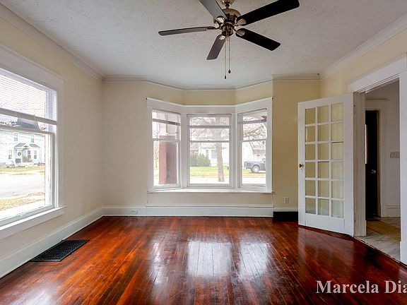 3rd image of 900 Watkins St SE