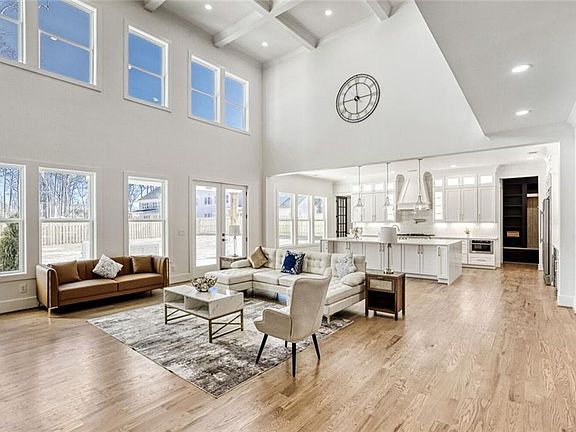 3rd image of 922 Cooper Rd