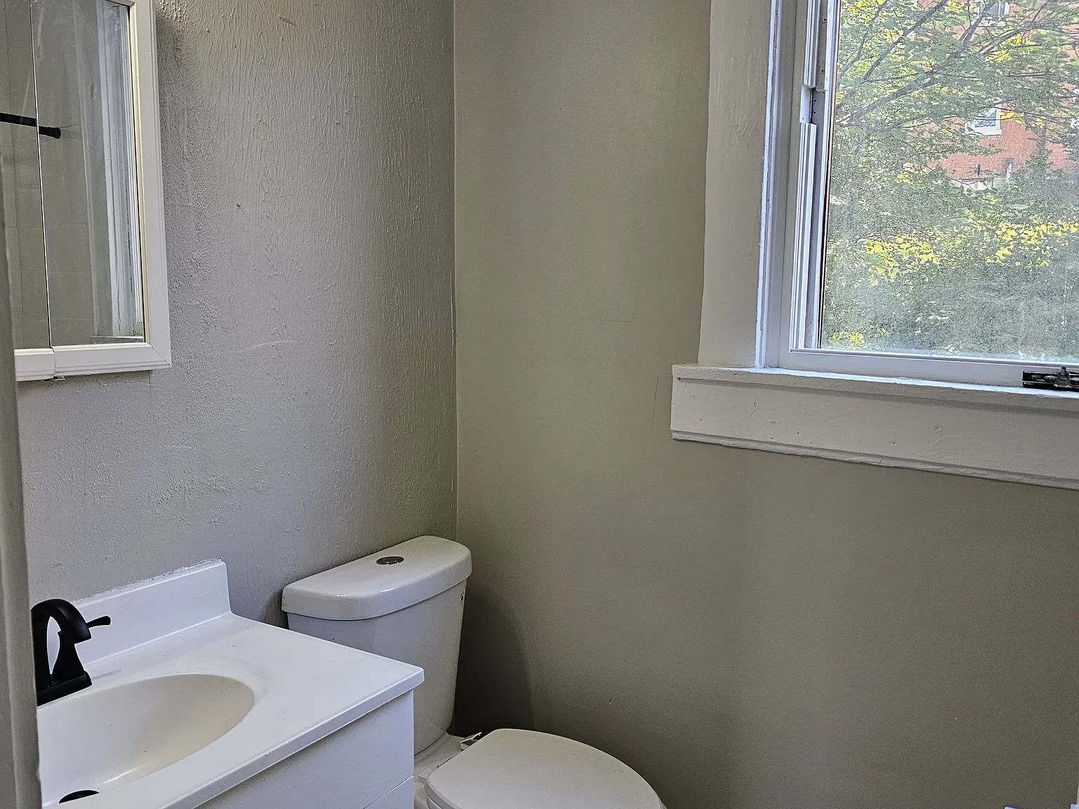 3 bed, $2,000 — Photo 2