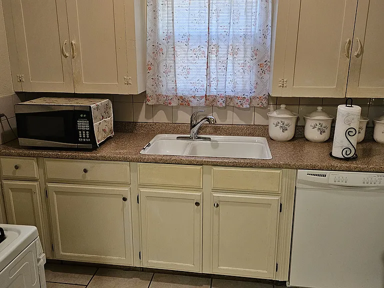 619 E Young St — Photo 3
