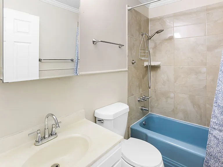 115 Harcourt Ave — Photo 20