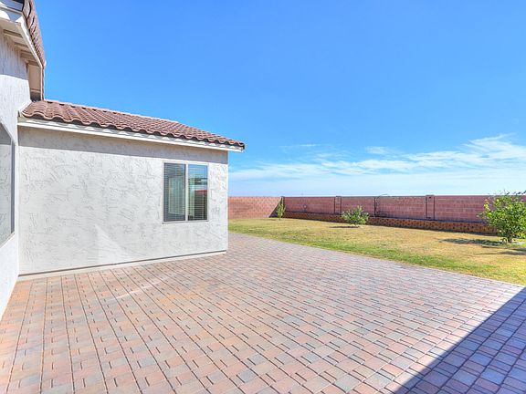 Large Backyard w/ Pavers