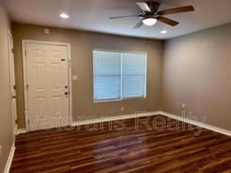 113 Alverado Dr — Photo 2