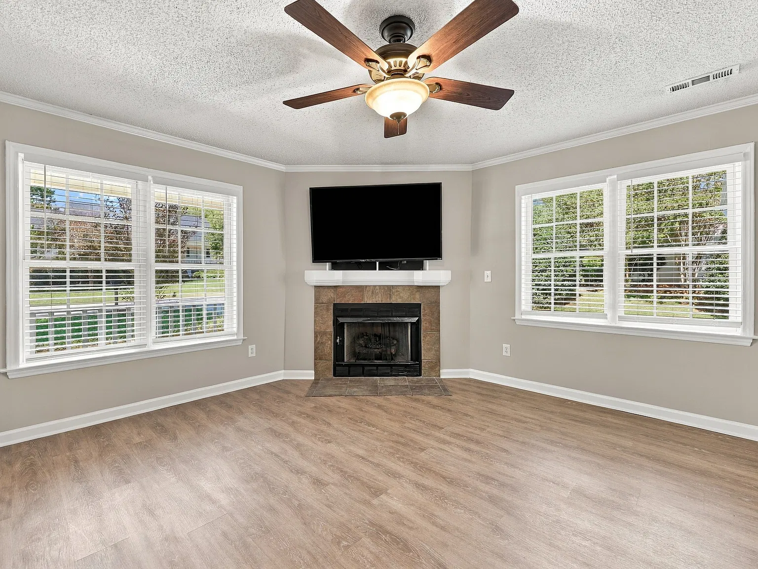 3 bed, 2.5 bath, 1459 sqft, $2,400 — Photo 2