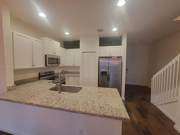 3rd image of 374 SE 1st Dr