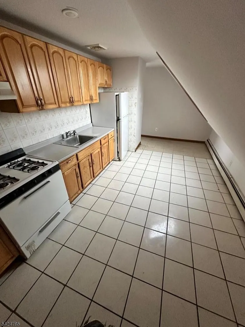 3 bed, 1.0 bath, $2,000 — Photo 1