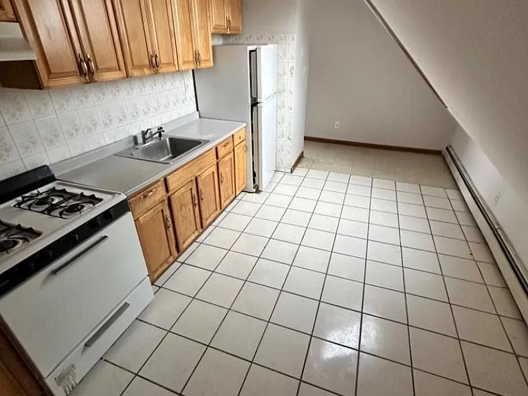 136 Marshall St — Photo 1