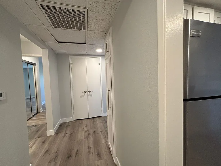 110 S Sweetzer Ave — Photo 37