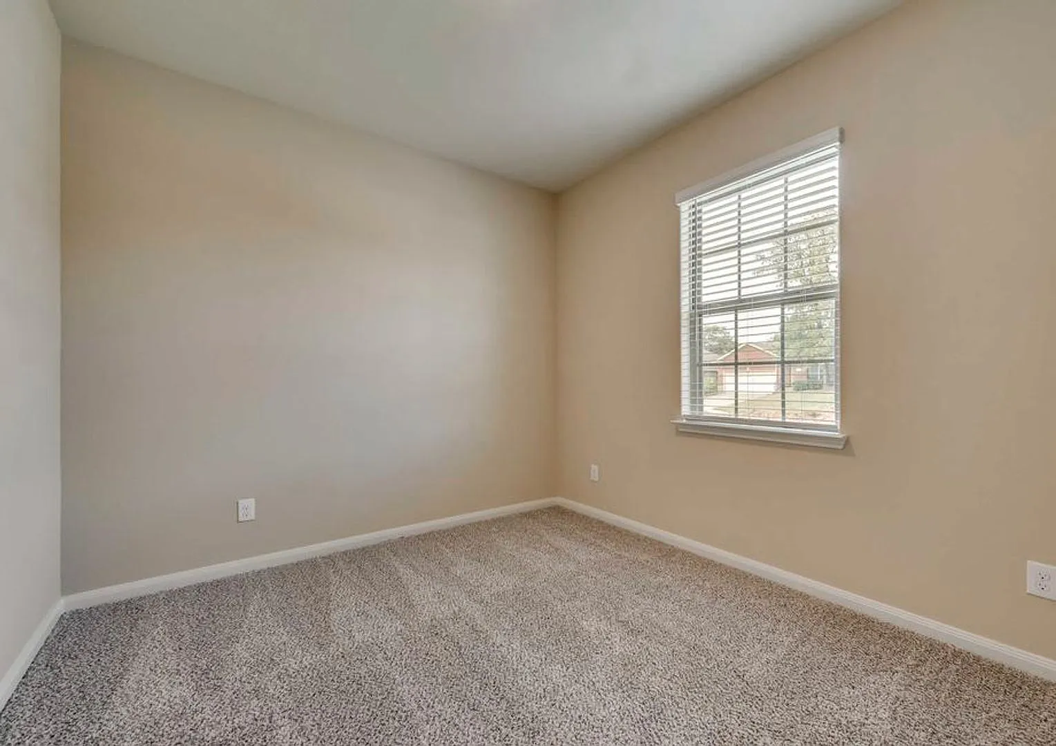 Modern 4-Bedroom Beauty with Huge Backyard — Photo 3
