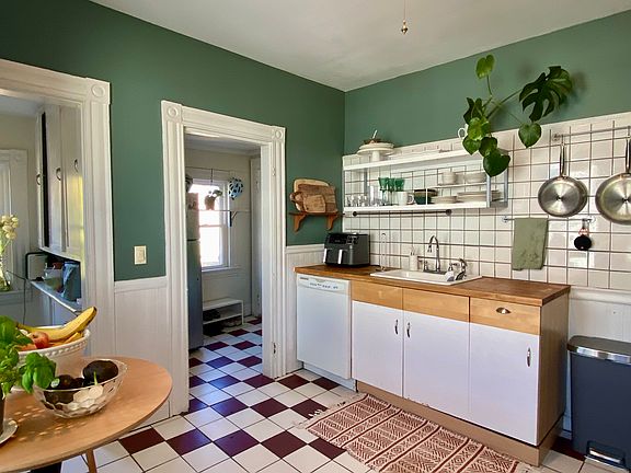 4th image of 160 Morehouse St #2