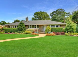 25 Park Ln, West Islip, NY 11795