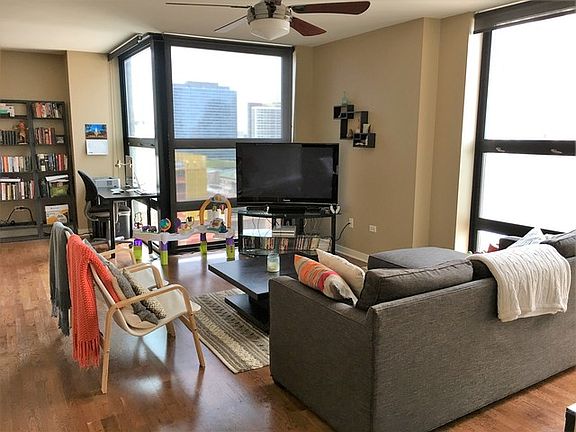 2nd image of 1160 S Michigan Ave APT 1405