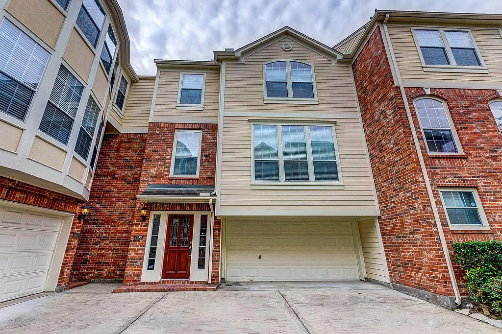 3 bed, 2.5 bath, 1919 sqft, $2,800 — Photo 1