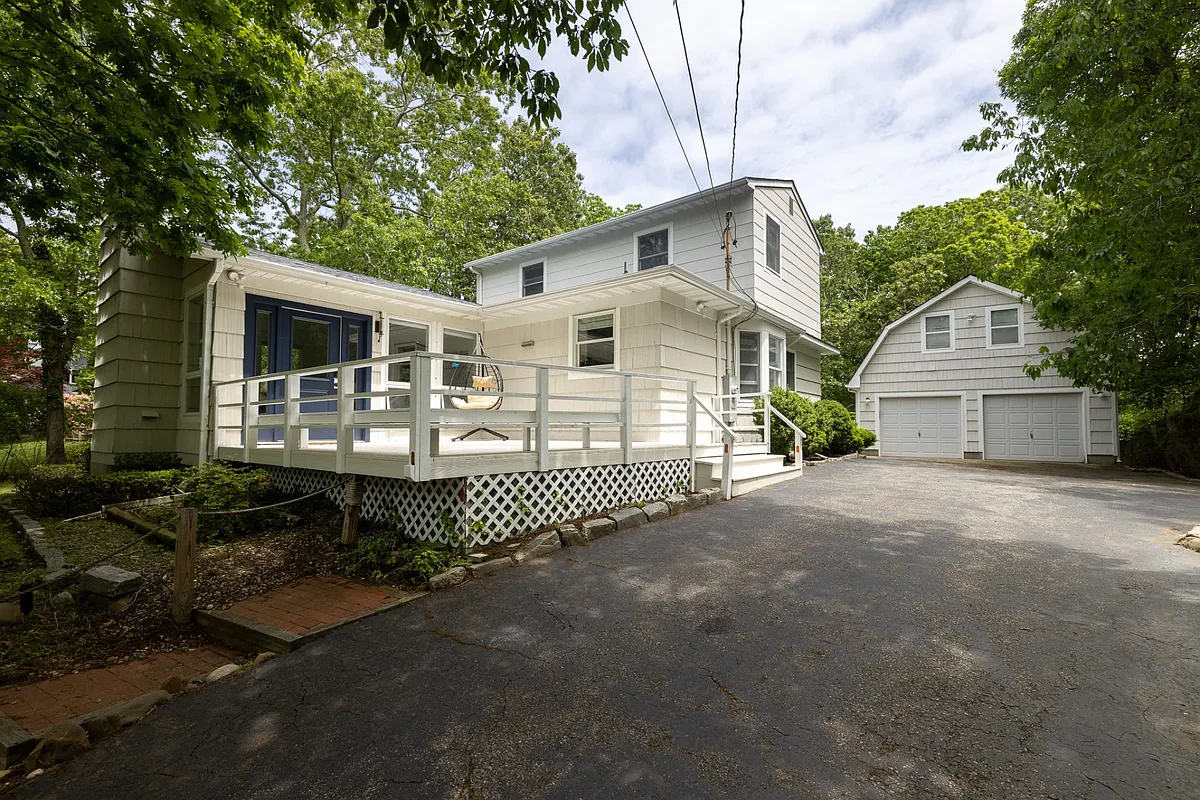 Building Photo - 10 Columbine Ave N